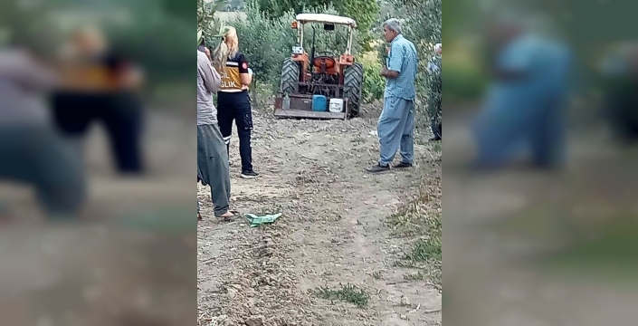 Bahçede feci kaza: El freni unutulan traktör altında kalan yaşlı adam can verdi