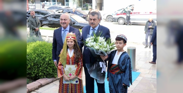 Bakan Tekin'den YKS'ye giren gençlere başarı dileği