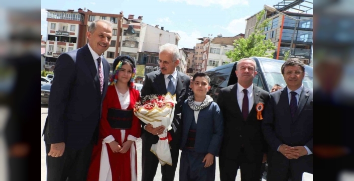 Bakan Uraloğlu Hakkari'de: Tünel ve köprüler açıldı, şimdi de halkla buluşma zamanı
