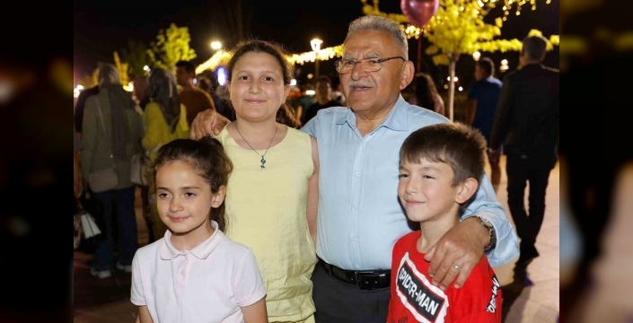 Başkan Büyükkılıç, halkla akşam buluşmasında talepleri dinledi