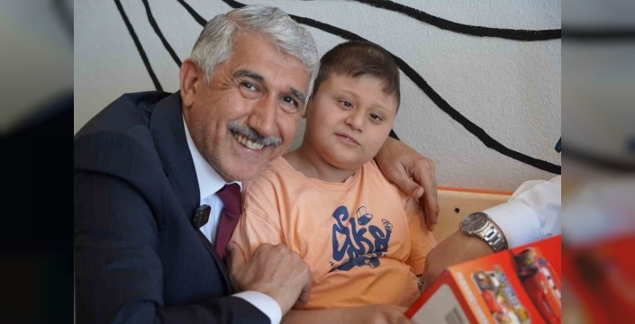 Başkan Hallaç'tan özel öğrencilere duygu dolu ziyaret
