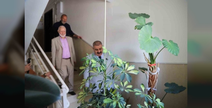 Başkan Sunar, çevre dostu Öz Akın Sitesi'ne plaket takdim etti