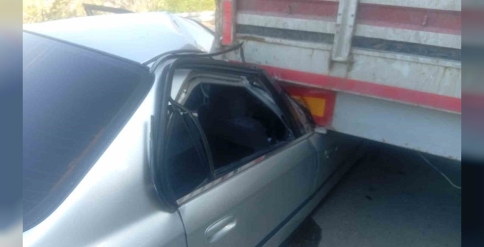 Başkent yollarında yürek burkan anlar: Tıra çarpan otomobilde 4 yaralı