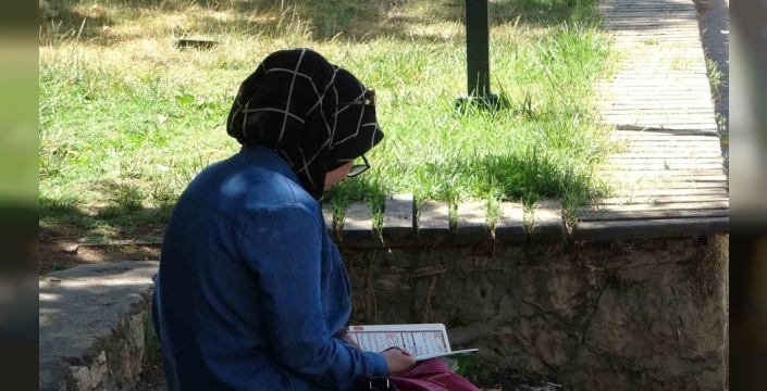 Batman'da veliler, sınav için parkta dua etti