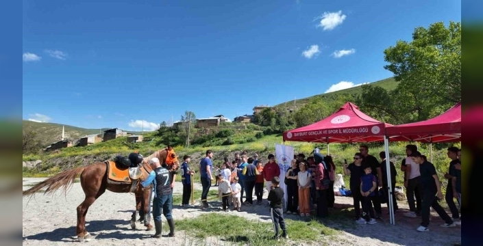 Bayburt'ta DENEYAP öğrencilerine ata sporu cirit tanıtıldı