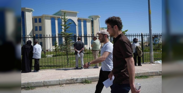 Bayburt'ta kadın polisler, yanlış sınav merkezine giden öğrenciyi kurtardı
