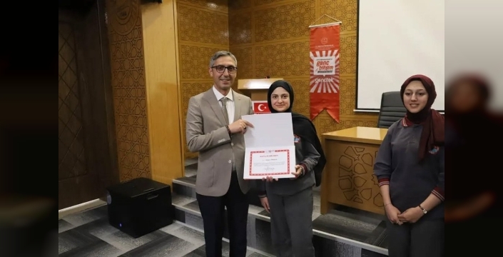 Bayburtlu öğrenciler münazarada empati ve hitabetlerini konuşturdu