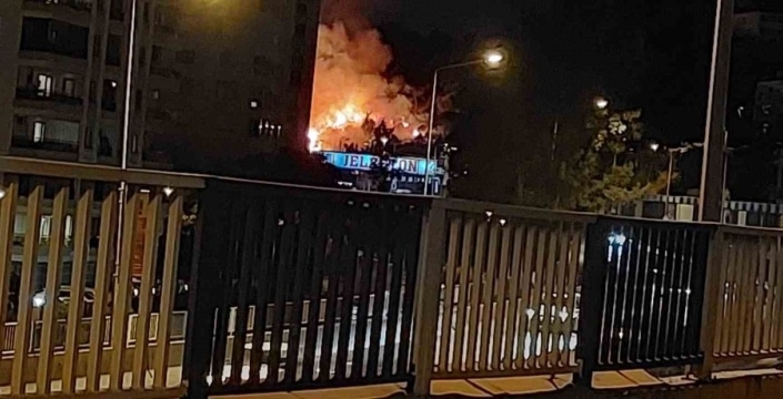 Bayraklı'da otluk alanda çıkan yangın itfaiyeyi alarma geçirdi