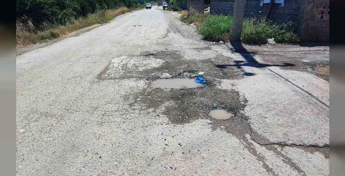 Belediyeden umudunu kesen vatandaş, cebinden ödeyerek yoldaki dev çukurları betonla kapattı