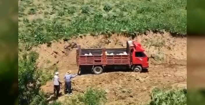 Berivanlar, çamura saplanan kamyoneti güç birliğiyle kurtardı