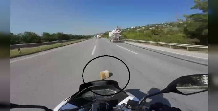 Beton mikserinden düşen yük, motosikletliyi ölümle dans ettirdi: Kask kamerası dehşeti kaydetti