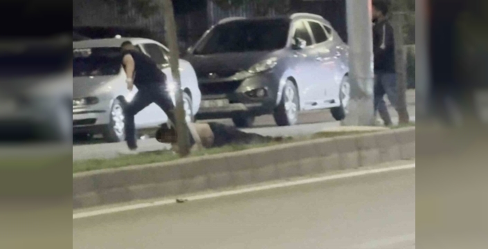 Bıçaklı saldırganı tokatla yere serdi, o anlar kamerada