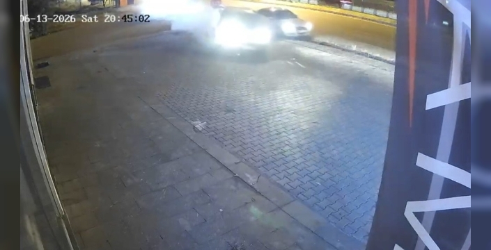 Bingöl'de kaza anı kamerada: İş yerine çarpmaktan kıl payı kurtulundu