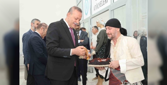 Bitlis Eren Üniversitesi'nde el sanatları sergisi açıldı