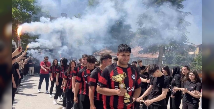 Bocce şampiyonları Bursa'dan döndü, okulda meşalelerle coşku dolu karşılama!