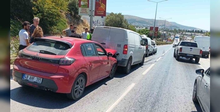 Bodrum'da dehşet anları: Beş araç birbirine girdi, iki kişi yaralandı
