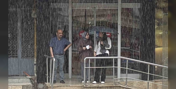 Bolu'da gökyüzü ağladı: Sağanak yaşamı felç etti