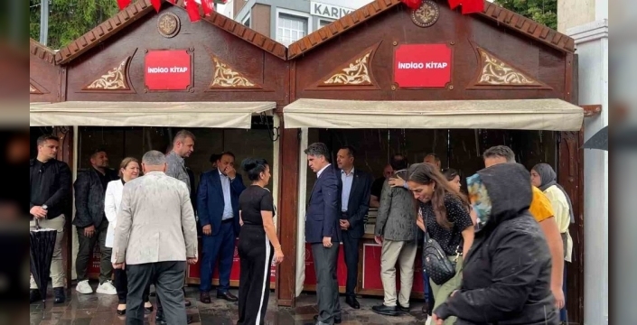 Bolu'daki kitap fuarında yağmur sürprizi