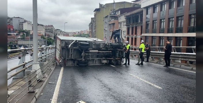 Bomonti-Dolmabahçe tünelinde dehşet anları: Kamyonet bariyerlere çarpıp takla attı!
