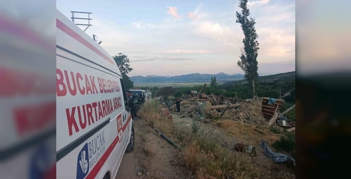 Burdur'da kerpiç ev çöktü: İki yaralı, büyükbaş hayvan kurtarıldı