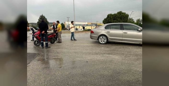 Burdur'da motosiklet ve otomobil çarpıştı: Yaralı var