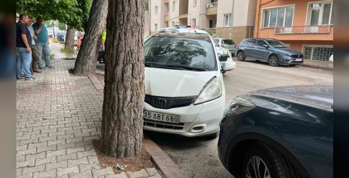 Burdur'da şok kaza: Direksiyon hakimiyetini kaybeden sürücü ağaca daldı, 1 kişi hastanelik oldu