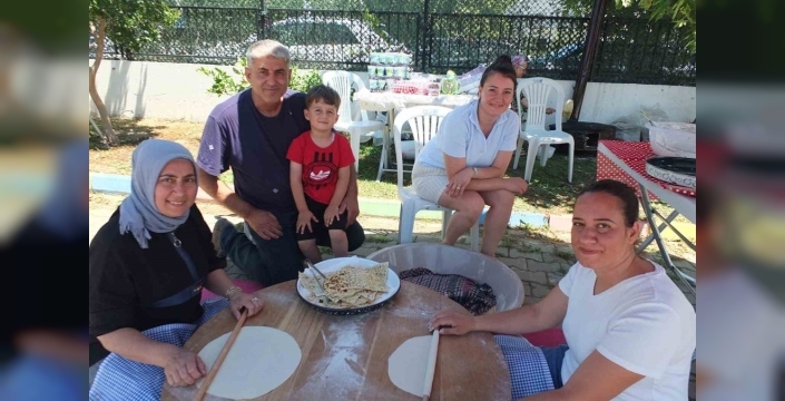 Burhaniye'de okul yararına gözleme etkinliği büyük ilgi topladı