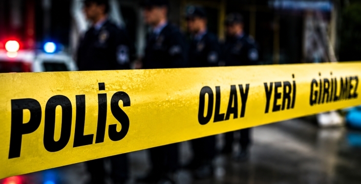 Cadde ortasında dehşet! Kulağını falçatayla kesti
