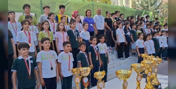 Çamlıca Koleji'nden spor alanında rekor başarı: 17 kupa, 148 madalya!