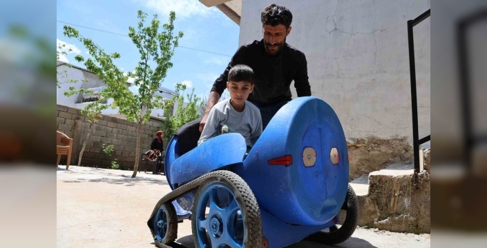 Çaresiz baba, atık malzemelerle engelli oğluna neşe kaynağı oldu