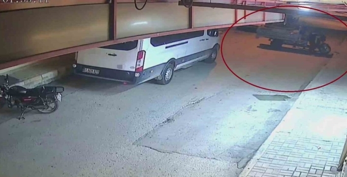 Çaresiz hırsızlar, çalıştıramadıkları motosikleti böyle iterek çaldı!