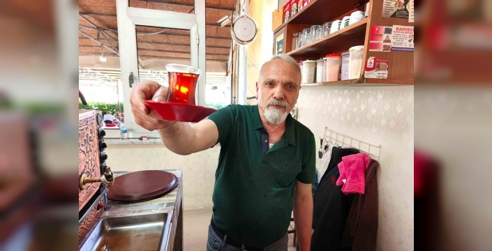 Çay demlerken şiir yazan çaycı, gönüllere dokunuyor
