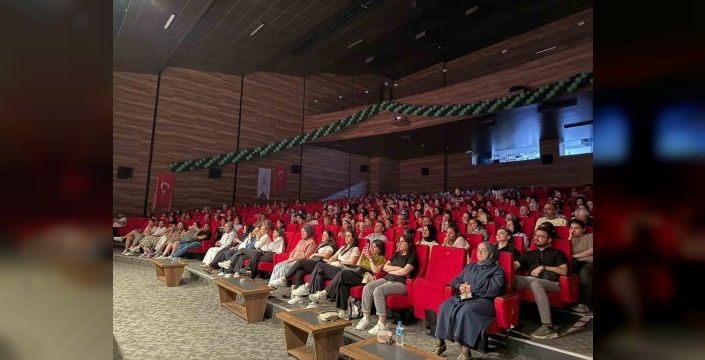 Çayırova'da genç tiyatrocuların sahne performansı büyük beğeni topladı
