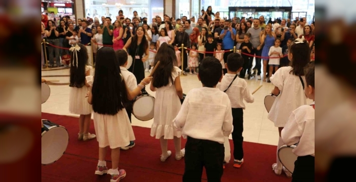 Ceylan Karavil Park AVM'de bahar coşkusu öğrencileri sardı