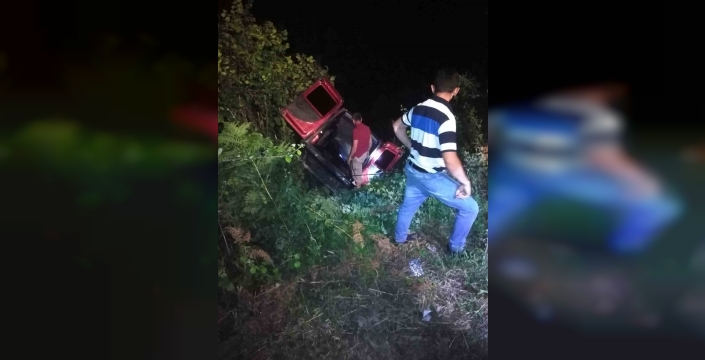 Cide'de gece kâbusu: Hafif ticari araç şarampole yuvarlandı, 1 kişi yaralandı