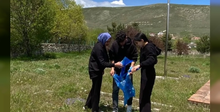 Çıldır'da gençlerden çevre ve şehitlere saygı dolu anlamlı hareket