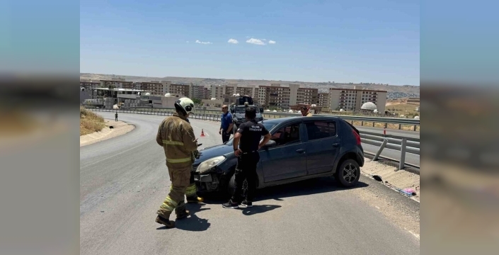Cizre'de otomobil bariyerlere çarptı: 1 yaralı