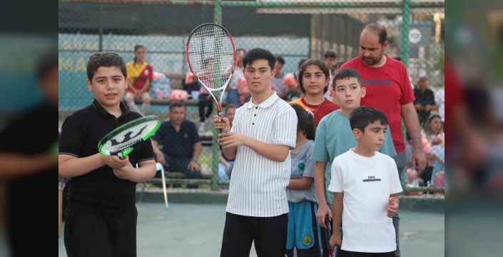 Cizre'de özel çocuklar, tenis kortunda mutluluğu yakaladı