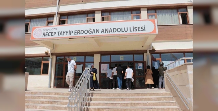 Cizre'de sınava geç kalan öğrencilere polis motosikletleriyle 'son dakika' kurtarma operasyonu!