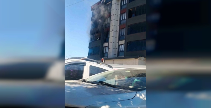 Çocukların oyuncağı alev aldı: Balkonda çıkan yangında bir kişi yaralandı