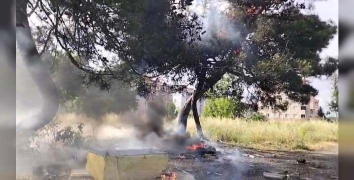 Çorlu'da hurda atık yangını, yarım asırlık ağacı tehdit etti