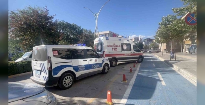 Çorum'da akıl almaz kaza: Motosikletli genç hastanelik oldu