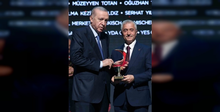 Cumhurbaşkanı Erdoğan'dan Şahinbey Belediye Başkanı Tahmazoğlu'na birincilik ödülü takdimi