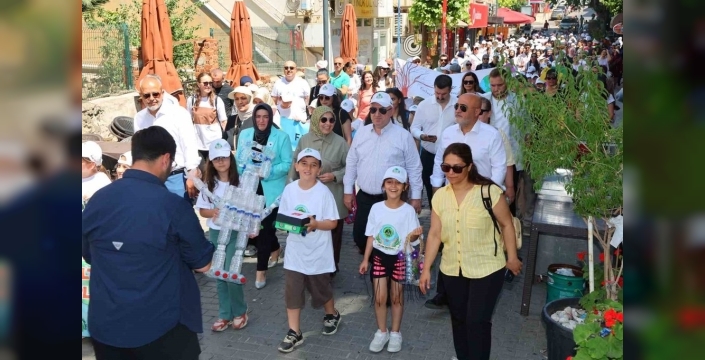Darıca'da minikler geri dönüşüm defilesiyle çevre bilincini artırdı