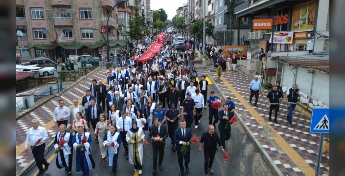 Demirci'de mezuniyet coşkusu: 503 öğrenci keplerini havaya fırlattı