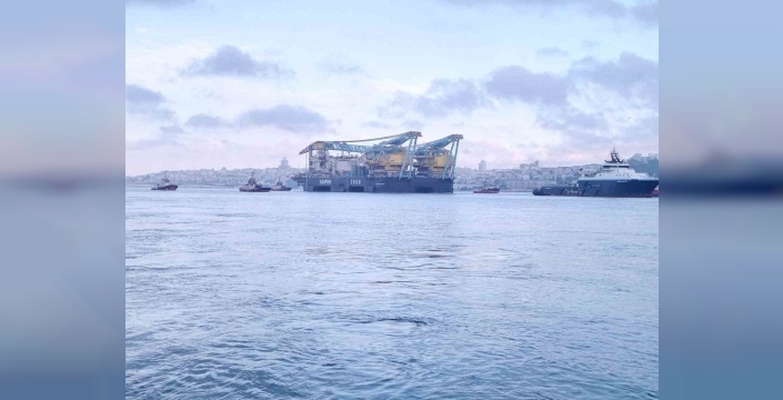 Dev vinç gemisi Saipem 7000, İstanbul Boğazı'ndan geçiş yapıyor