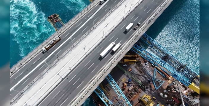 Dev vinç gemisi Saipem 7000, İstanbul Boğazı'ndan geçiş yaptı