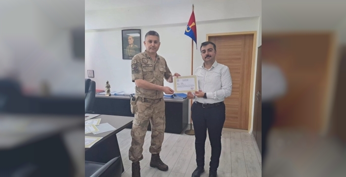 Dicle Kaymakamı Atış, jandarma personeline başarı belgeleri takdim etti