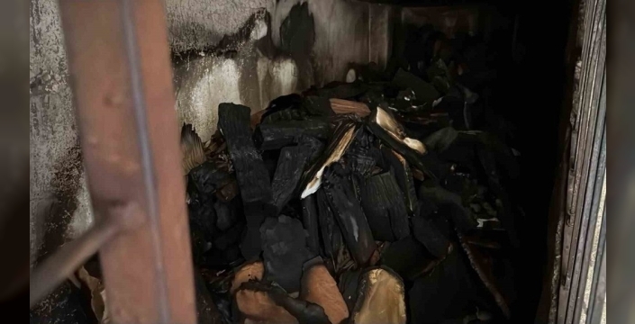 Diyarbakır'da bina girişindeki odunlukta yangın paniği