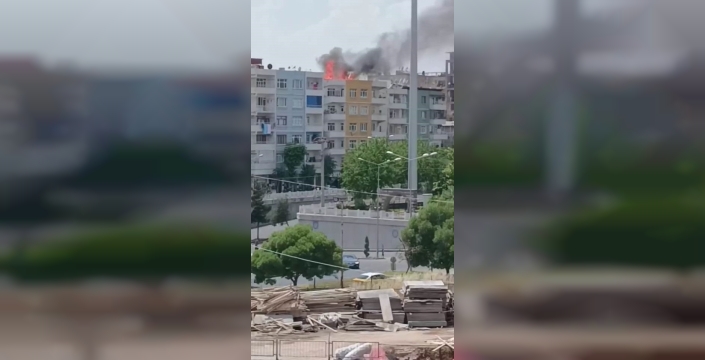 Diyarbakır'da yürekler ağza geldi: Çatıdaki alevler paniğe yol açtı
